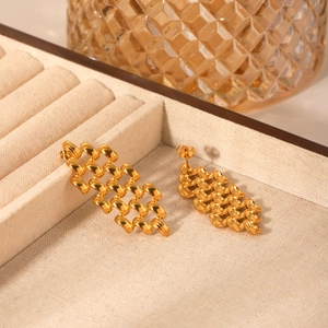 Vue macro de boucles d'oreilles style bracelet montre en acier inoxydable plaqué or 18K