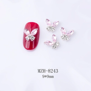 Détail du bijou d'ongle papillon en cristal rose 9x9mm sur une manucure rouge