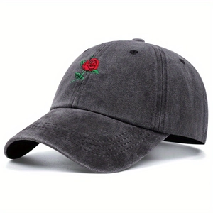 Dettaglio del berretto da baseball in denim lavato grigio scuro con ricamo rosa rossa