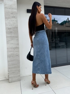 Détail de jupe en jean à taille haute avec fente latérale irrégulière et boutons de style
