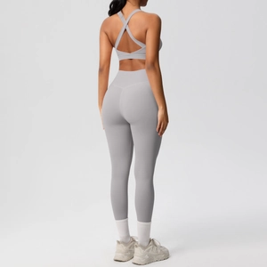 Vista trasera de conjunto de yoga gris con leggings de talle alto y sujetador cruzado
