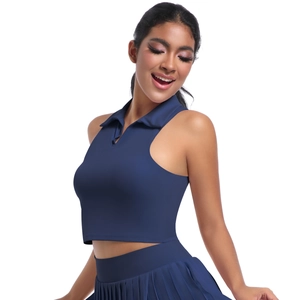 Détail de l'ensemble haut court polo bleu foncé et jupe plissée pour tennis et gym