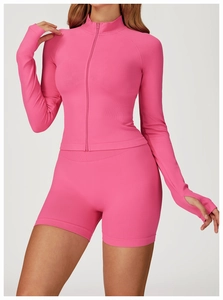 Détail de l'ensemble de yoga rose sans couture avec texture côtelée et passe-pouces