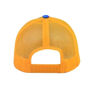 Vista posteriore del cappellino trucker in rete arancione con bottone blu e chiusura snapback