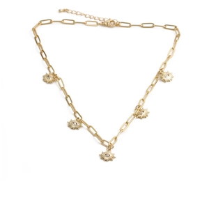 Détail d'un collier chaîne dorée orné de cinq pendentifs yeux sertis de cristaux