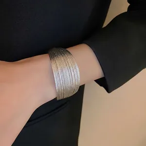 Bracciale rigido aperto multistrato in argento testurizzato dal design moderno