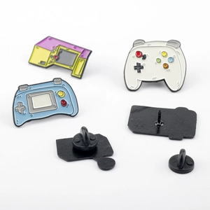 Set di spille smaltate a forma di console retrò e controller con chiusure in gomma