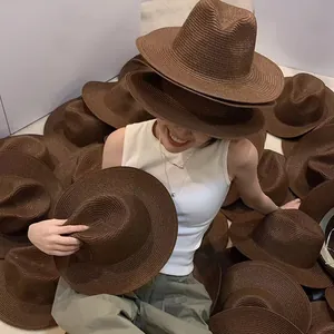 Dettaglio di cappello fedora in paglia intrecciata marrone scuro con corona classica incavata