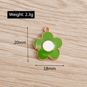 Macro view of green daisy pendant with size 18x20mm and weight 2.3g details