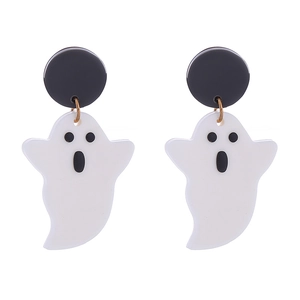 Dettaglio di orecchini a fantasma in acrilico bianco con perni neri per Halloween