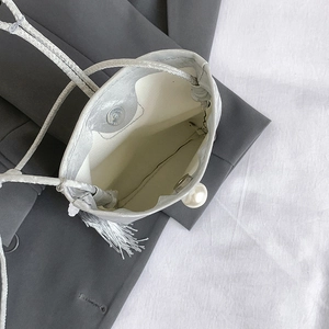 Mini sac bandoulière argenté avec perle et pompon idéal pour robe cheongsam