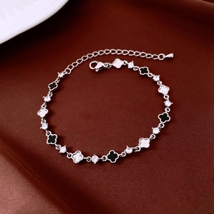 Dettaglio del bracciale a quadrifoglio placcato oro con smalto e zirconi incastonati