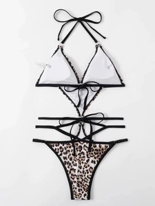 Dettaglio del bikini leopardato con design stringato e spalline regolabili