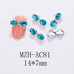 Details von silbernen Schleifen-Nagelkunst-Anhängern mit blauen Strasssteinen 14x7mm