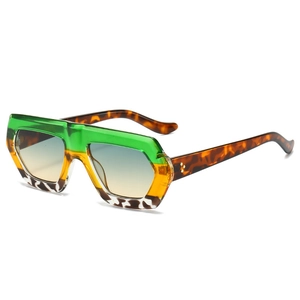 Retro geometrische Sonnenbrille mit Farbverlauf in Grün und Gelb sowie blauen Gläsern