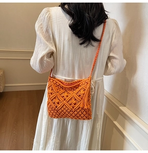 Détail du sac à bandoulière macramé orange vif avec glands et motif de tissage