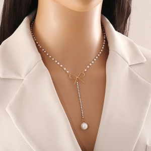 Elegante collana a doppio strato in acciaio inossidabile dorato con perle e fiocco