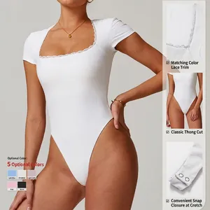 Body donna bianco in maglia a costine a maniche corte con pizzo e scollo quadrato