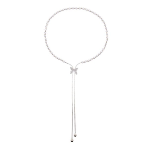 Ras de cou élégant en perles avec boucle papillon en cristal et pompons argentés