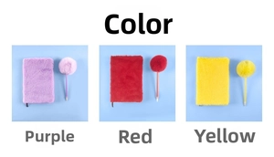 Vista dettagliata dei taccuini in peluche con penne pom-pom in viola, rosso e giallo
