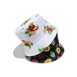 Détail de bobs d'été avec imprimés fruit de la passion et beignets colorés