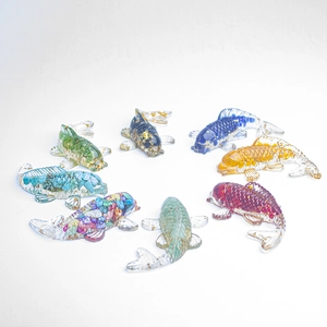 Lot de 8 figurines de carpes koï en résine avec cristaux naturels et feuilles d'or déco