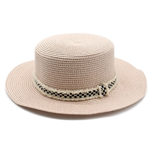 Détail d'un chapeau de paille beige avec ruban à franges à carreaux et calotte plate