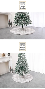 Détail du tapis de sapin de Noël gris en peluche avec jacquard de flocons de neige blancs