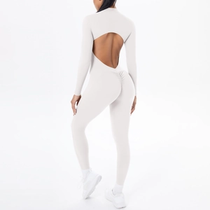 Rückenansicht des langärmeligen Yoga-Bodysuits mit Rückenausschnitt und Scrunch-Effekt