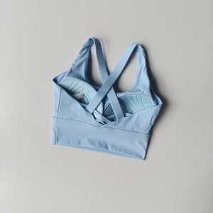 Soutien-gorge de sport bleu clair à maintien élevé avec dos croisé et coussinets fixes