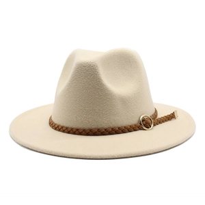 Dettaglio cappello in lana beige con fascia intrecciata marrone e fibbia tonda dorata