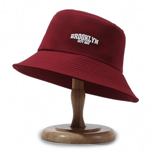 Bob en coton bordeaux avec broderie blanche Brooklyn City Boy sur support en bois