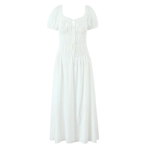 Robe mi-longue blanche style français avec manches bouffantes et taille froncée