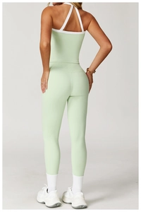 Detail van de muntgroene yogaset met een gekruist rugontwerp en een high-waist sportlegging