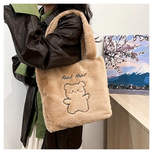 Détail du sac cabas en peluche camel avec broderie ours mignonne et texture douce