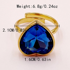 Détail de la bague en or avec zircon cœur bleu affichant le poids et les dimensions