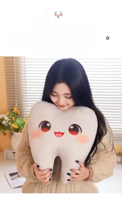 Coussin en peluche en forme de dent avec visage mignon dans un décor de maison chaleureux