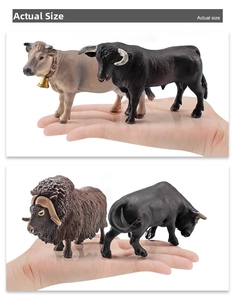 Main tenant des figurines d'animaux de ferme réalistes montrant l'échelle réelle de la paume