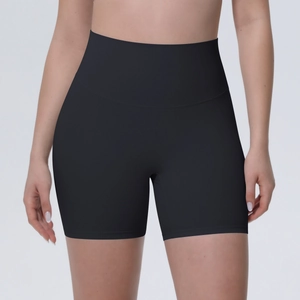 Détail du short de yoga noir à taille haute montrant le tissu lisse et la taille