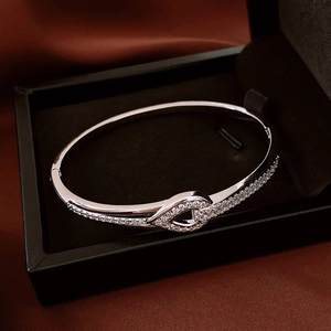 Détail du bracelet goutte d'argent avec zircons sertis dans un écrin à bijoux noir