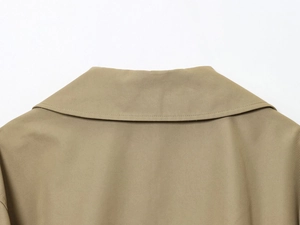 Dettaglio del colletto del trench kaki con tessuto in twill di qualità e cuciture rifinite