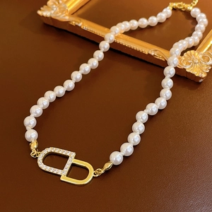 Collier ras du cou en perles avec pendentif CD doré et pierres en oxyde de zirconium