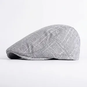 Béret classique gris à carreaux pour homme en tissu imitation lin respirant sur fond blanc