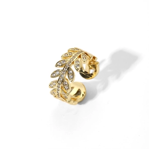 Détail d'une bague feuille dorée sertie de pierres en oxyde de zirconium blanches
