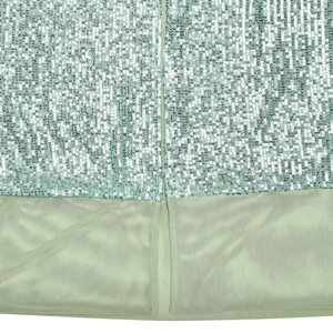 Dettaglio di paillettes argento e rete su abito da sera verde chiaro con spacco e schiena nuda