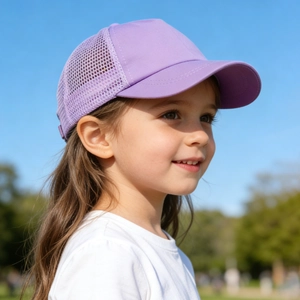Kind trägt eine lila Mesh-Baseballkappe zum Sonnenschutz in einem sonnigen Park