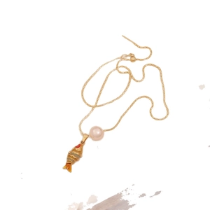 Collana in acciaio al titanio dorato con ciondolo a carpa koi colorata e perla sintetica