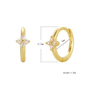 Detailed view of S925 silver clover earrings with dimensions 11.7mm and weight 1.33g