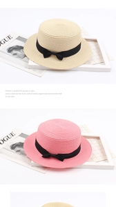 Détails de chapeaux de paille beiges et roses avec des rubans en gros-grain noirs