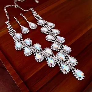 Parure de bijoux luxueuse en argent avec cristaux en forme de goutte pour femme